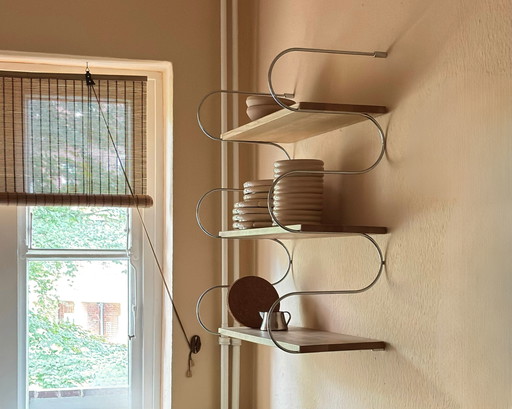 Massivholz-Regal im skandinavischen Design „Onda“ // Schneid Studio Chrom-Eiche