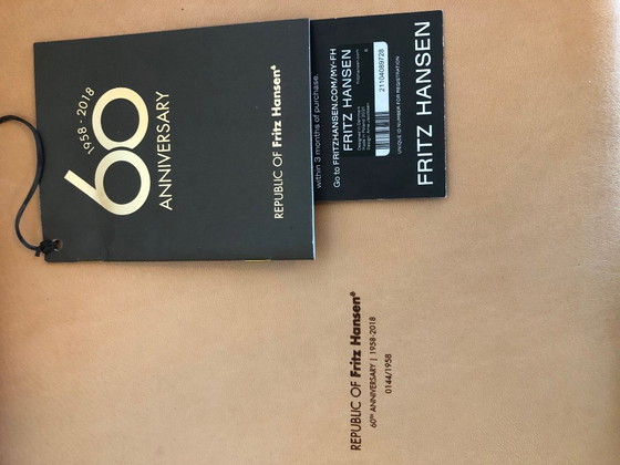 Image 1 of Sedia a uovo di Fritz Hansen con poggiapiedi (edizione anniversario)