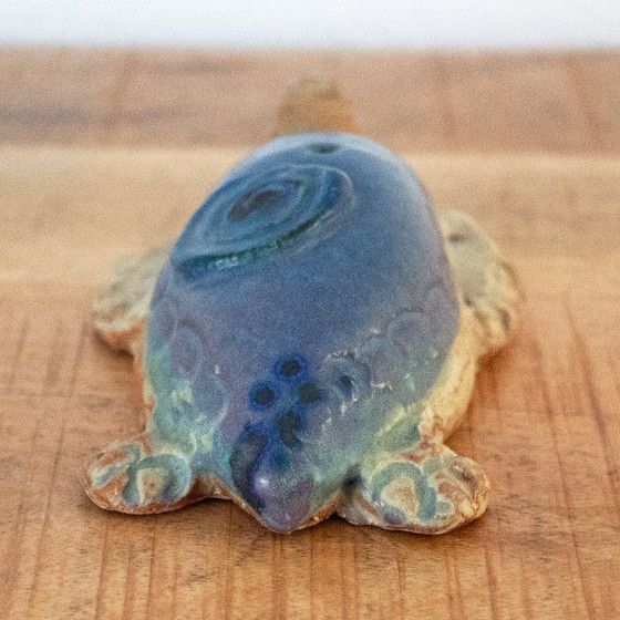 Image 1 of Tortue marine en céramique à motif océanique, signée au dos