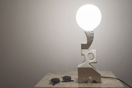 Image 1 of Sculpturale houten tafellamp, vintage handgemaakte, witgekalkte essenhouten brutalistische lamp, organisch moderne nachtlamp.
