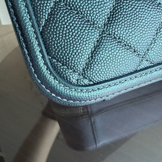 Image 1 of Chanel Filigraan Toilettas Medium - Caviar 21CM Irridiscent Donkergroen Goudkleurige Hardware Serie 26
