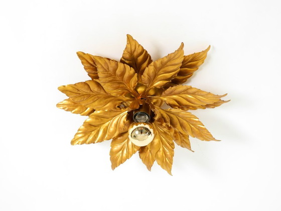 Image 1 of Rare grande lampe de plafond ou applique murale de style florentin, plaquée or, signée Hans Kögl, datant des années 1980.