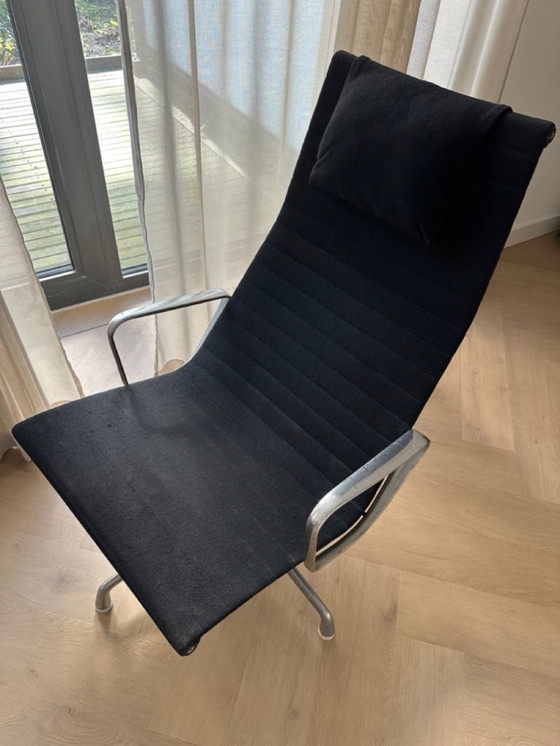 Image 1 of Taburete Herman Miller EA 124, de Charles y Ray Eames