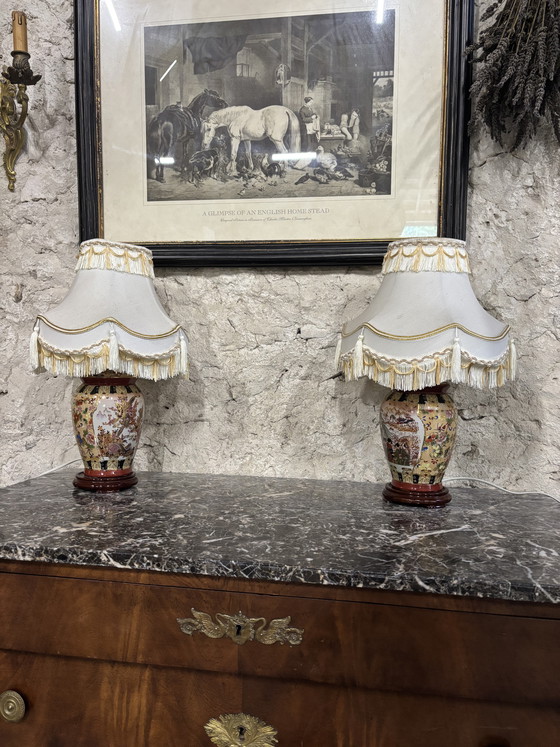 Image 1 of Set di 2 lampade da tavolo in porcellana stile Satsuma con paralumi sfrangiati