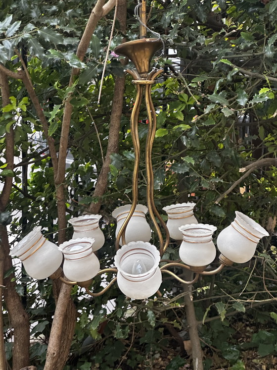 Image 1 of Lampadario vintage anni '50 a 8 bracci in ottone e vetro satinato bianco e oro.