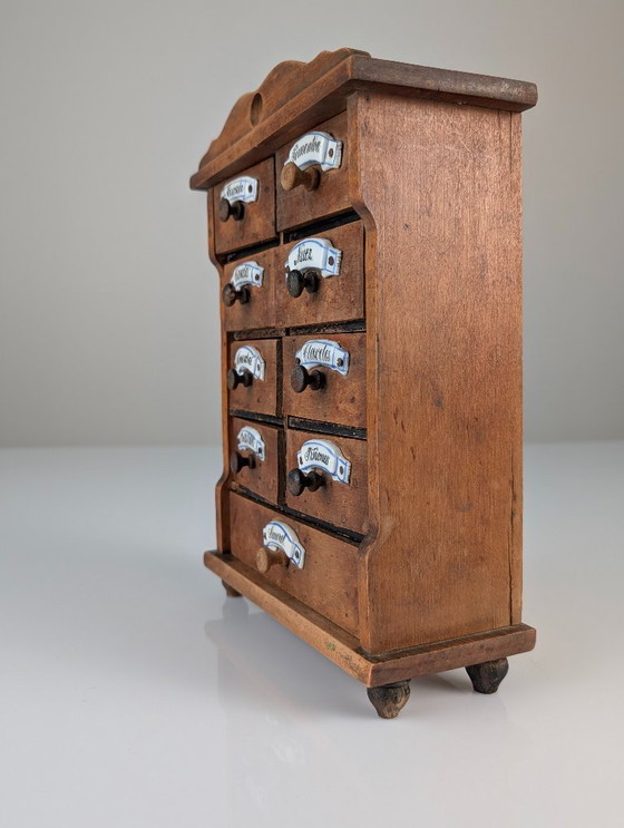 Image 1 of Armoire à épices murale rustique espagnole en bois avec étiquettes en céramique, années 1930