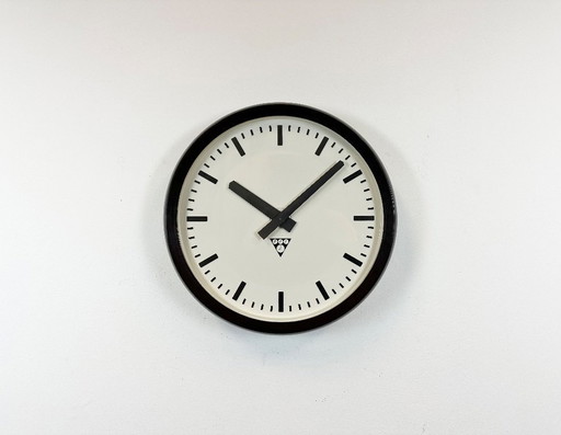Reloj de pared industrial de baquelita de Pragotron, década de 1970
