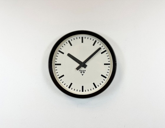 Image 1 of Orologio da parete industriale in bachelite di Pragotron, anni '70