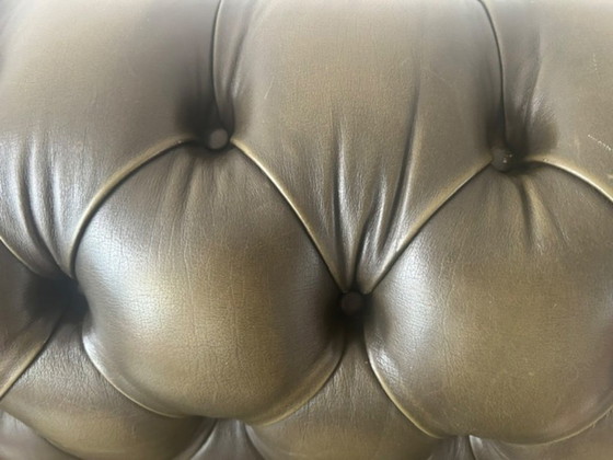 Beautiful Spacious Green Leather Chesterfield 2-Seater – 200 Cm – 2 seaters (photo 4 of 5)