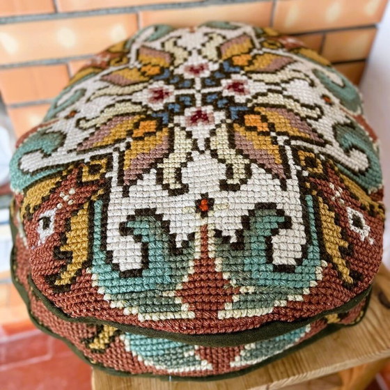 Paar antiker portugiesischer Arraiolos runder gewebter Kissenbezüge aus den 1930er Jahren – Textile (photo 3 of 10)