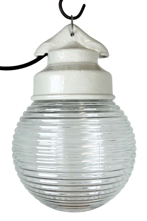 Lámpara colgante industrial de porcelana blanca con vidrio acanalado, década de 1970