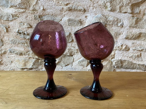 Par de cuencos de vidrio con burbujas de color púrpura