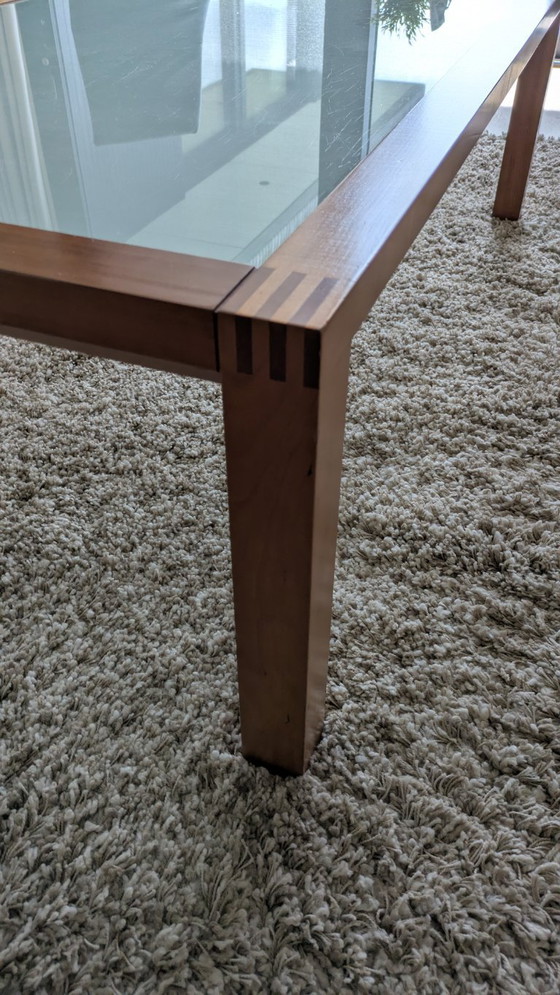 Image 1 of Table basse Arco en bois de cerisier rouge, élégante avec plateau en verre, datant de 1996.