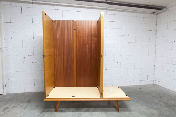 Image 1 of Französischer Kleiderschrank mit geschwungenen Beinen, 3 Türen, 1 Spiegel (27 x 130 cm) und 1 Schublade