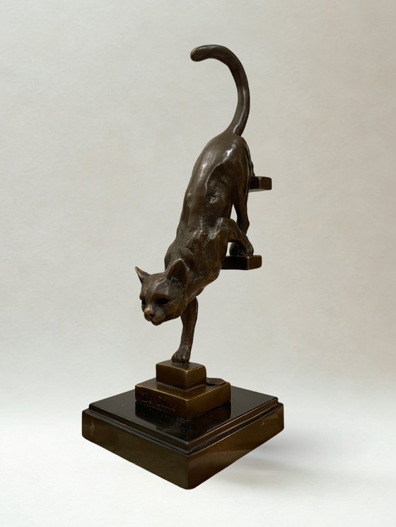 Image 1 of Bronze after De Coux – Cat descending a staircase – 20th-century animal sculpture – 29 cm