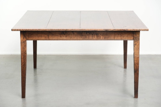 Image 1 of Oude vierkante eikenhouten eettafel uit midden 20e eeuw met 2 lades en prachtige kleuren