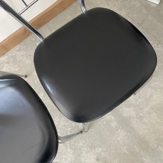 Een paar stoelen van metaal en kunstleer. – Eetkamerstoelen, Metal, Chrome (photo 4 of 5)