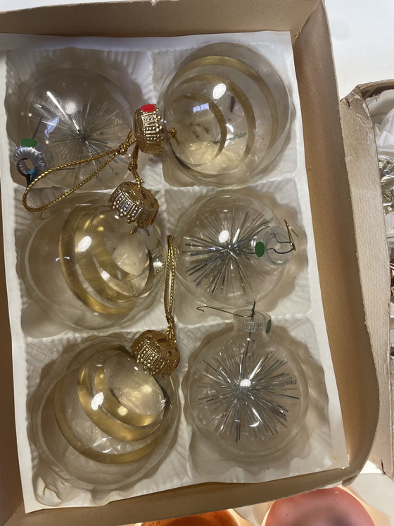 Image 1 of Grand lot de plus de 340 boules de Noël anciennes en verre.