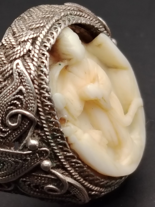 Antiker Ring aus Nachlass, Silber und Bein. Unikat. Handarbeit. Größe verstellbar. Sammlerobjekt 