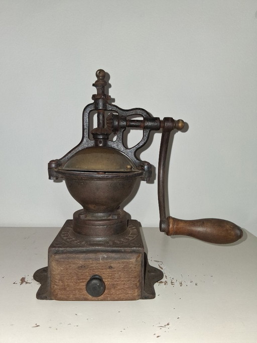 Antike Kaffeemühle aus Gusseisen von Peugeot Frères, Modell A00