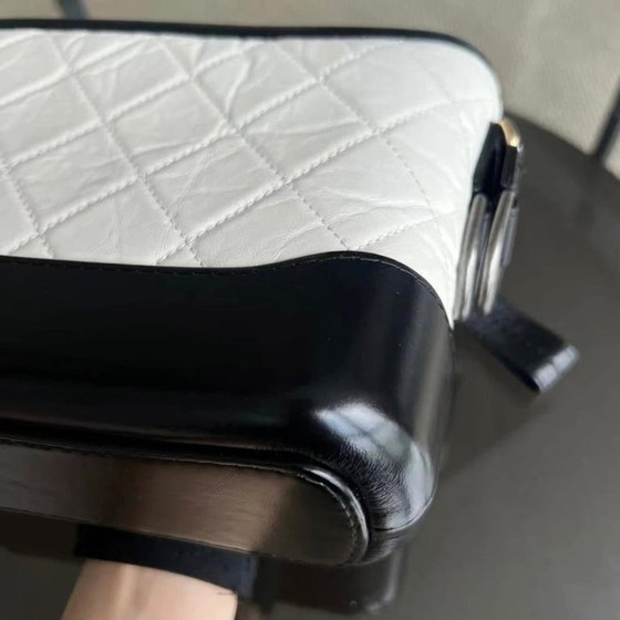 Image 1 of Borsa Chanel Gabrielle Small - 20 cm in pelle di vitello trapuntata bianca e nera con finiture bicolore.