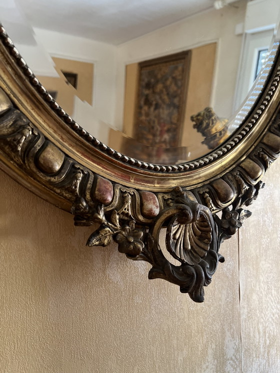 Image 1 of Antiker ovaler Spiegel mit vergoldetem Stuck und Ornamenten