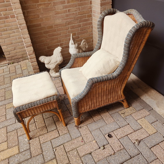Image 1 of Poltrona lounge e poggiapiedi in rattan in stile French Grange.