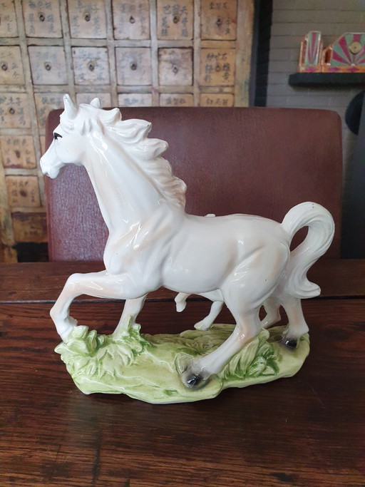 Figurita de cerámica antigua de una yegua con su potrillo, ca. 1950-1970