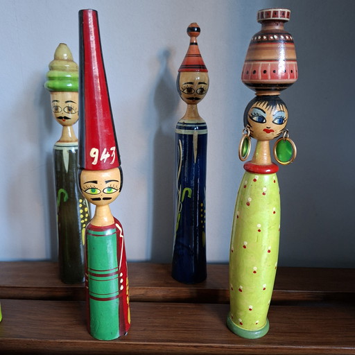 Poupées égyptiennes vintage en bois sur fuseau des années 70. 19 pièces.