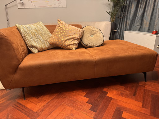 Canapé méridienne design couleur caramel – pièce maîtresse moderne