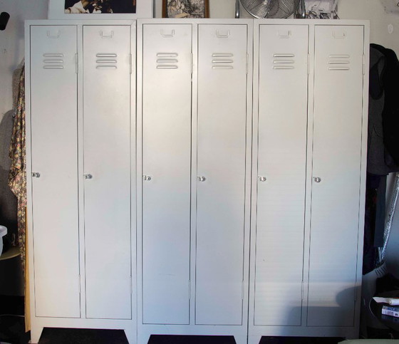 Image 1 of 3 Lockers Grijs Metaal Met Hangstangen en Een Plankje