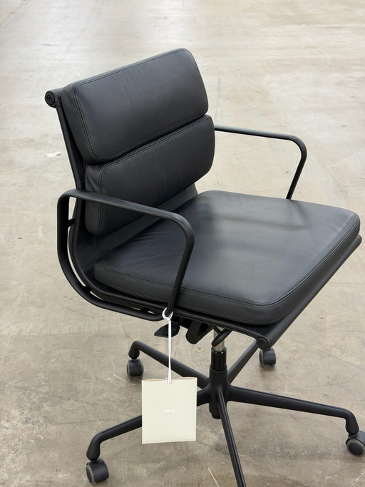 Vitra EA 217 Soft Pad Chair