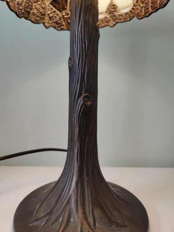 Image 1 of Lámpara de mesa estilo Tiffany con pantalla de vidrieras y base de bronce.