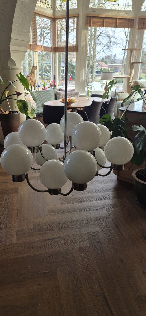 Magnifique lustre chromé à boules de verre