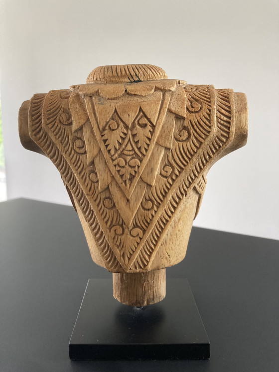 Image 1 of Statuetta in legno intagliato di corazza, altezza 17 cm