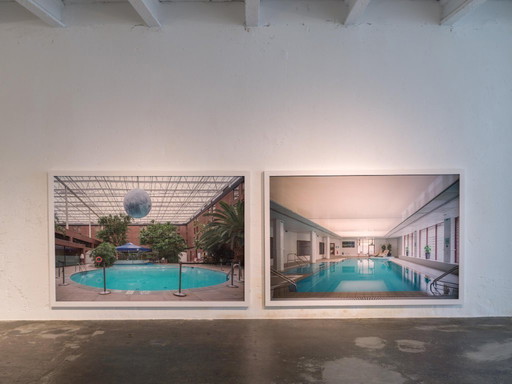 Piscina vacía — fotografía enmarcada a color de 100x150 cm