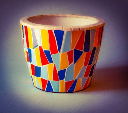 Ceramic vase decorated with modernist trencadís mosaic (Gaudí, Barcelona). Multipurpose mosaic vase.