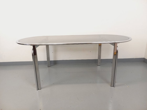 Image 1 of Vintage ovale eettafel van rookglas en verchroomd metaal, in Space Age-stijl uit de jaren 70.