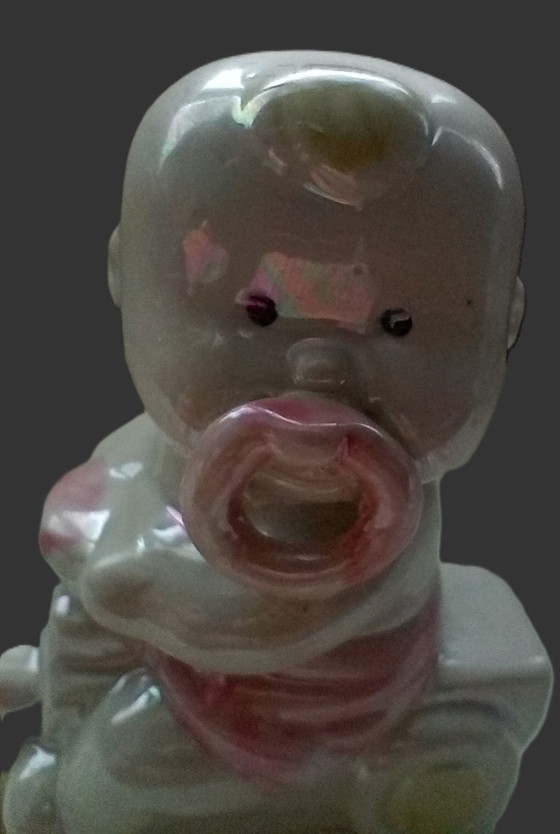 Image 1 of Lüsterware-Figur aus der Mitte des 20. Jahrhunderts – Baby auf Dreirad – Davis & Freeman (Japan/USA)