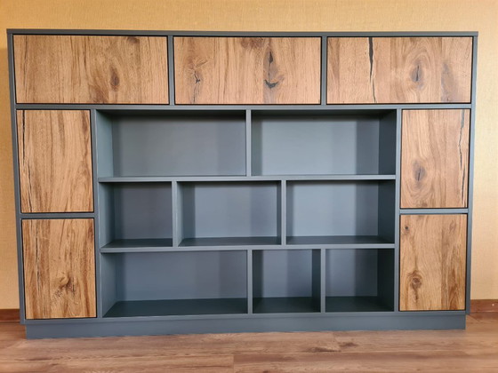 Image 1 of Mobile divisorio a parete color antracite con ante impiallacciate in rovere.