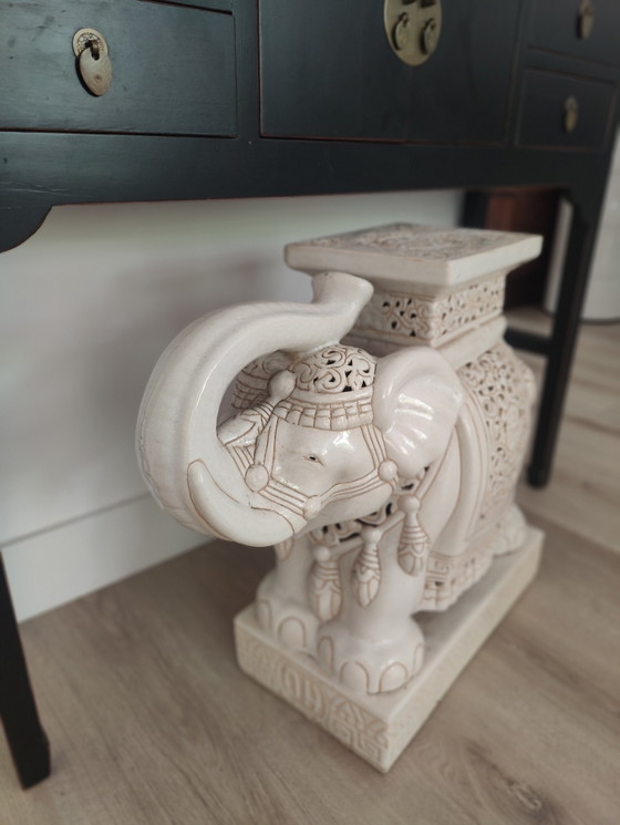 Image 1 of Table d'appoint éléphant en céramique, blanc cassé - 53 cm de hauteur