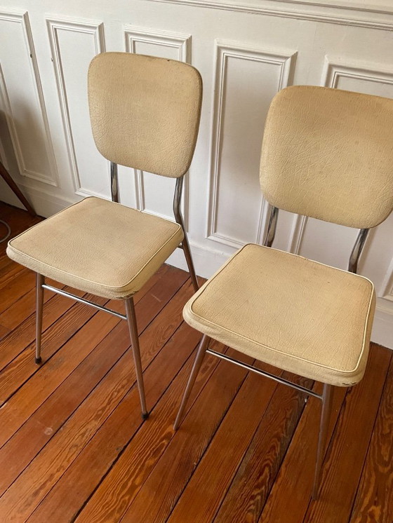 Image 1 of Een paar vintage stoelen uit de jaren 50 - gestempeld - verchroomd staal en gepatineerd kunstleer.