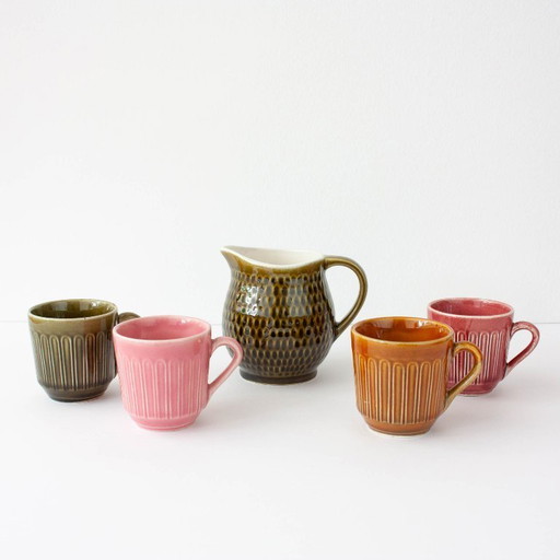 Juego de tazas de café y jarra de leche de cerámica de Secla, década de 1970.