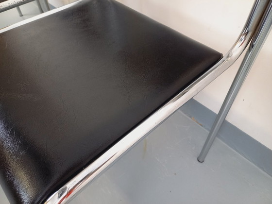 Image 1 of Suite de 6 chaises italiennes empilables vintage en métal chromé et skai noir des années 70 80