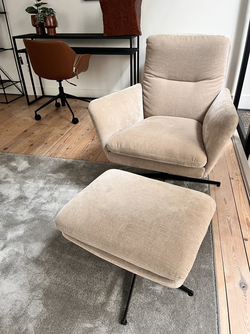 Amy est assise dans un fauteuil avec un repose-pieds.