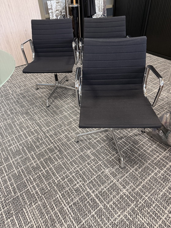 4 Vitra Charles & Ray Eames Conference chairs – Textile, Aluminium (photo 8 of 15)