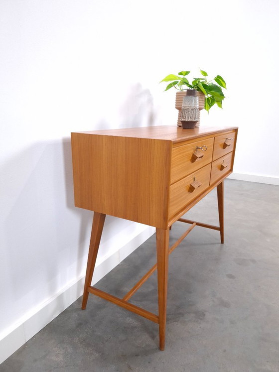 Cassettiera danese vintage in teak con gambe alte inclinate, tavolino, credenza – Cassettiere, Legno (photo 8 of 13)
