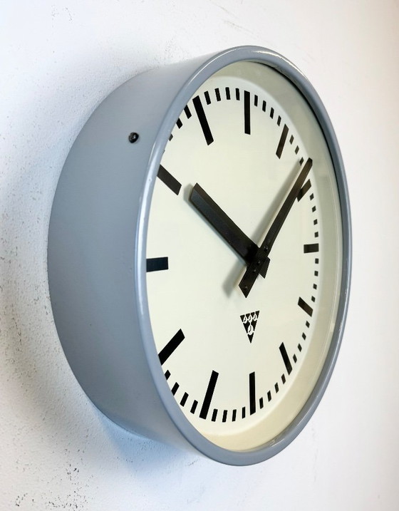 Image 1 of Industriële lichtgrijze fabriekswandklok van Pragotron, jaren 60