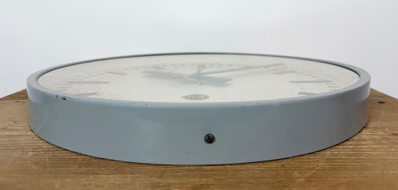 Grande orologio da parete industriale grigio da stazione di CTW, 1960 – Vetro, Ferro (photo 9 of 18)