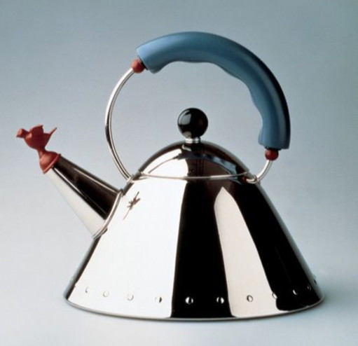 Bollitore a fischio Alessi disegnato da Michael Graves.